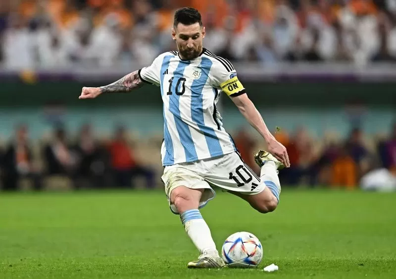 Lionel Messi l&agrave; tiền đạo c&aacute;nh phải chuy&ecirc;n nghiệp người Argentina